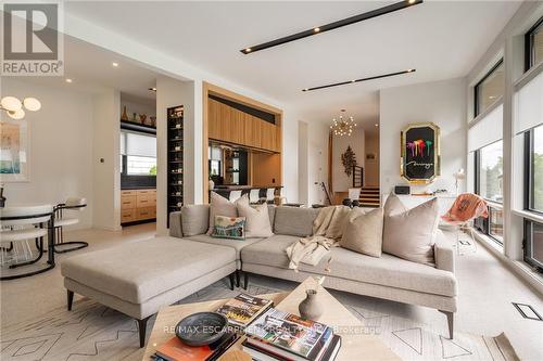 98 Mansfield Drive, Hamilton, ON - Indoor Photo Showing Living Room