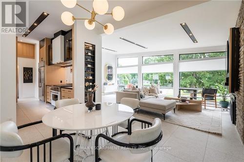 98 Mansfield Drive, Hamilton, ON - Indoor Photo Showing Living Room