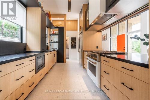 98 Mansfield Drive, Hamilton, ON - Indoor Photo Showing Kitchen