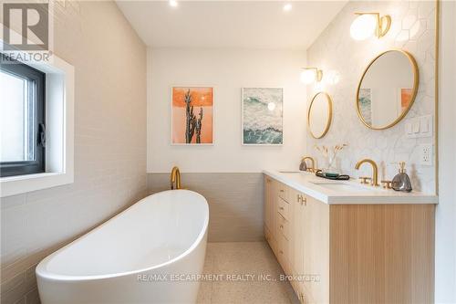 98 Mansfield Drive, Hamilton, ON - Indoor Photo Showing Bathroom