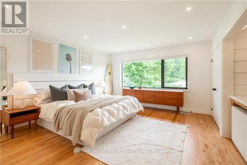 98 Mansfield Drive, Hamilton, ON - Indoor Photo Showing Bedroom