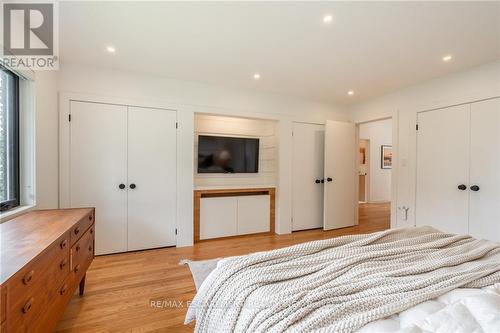 98 Mansfield Drive, Hamilton, ON - Indoor Photo Showing Bedroom