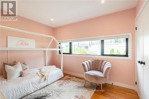 98 Mansfield Drive, Hamilton, ON - Indoor Photo Showing Bedroom