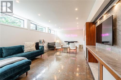 98 Mansfield Drive, Hamilton, ON - Indoor Photo Showing Living Room