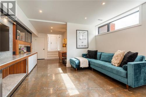 98 Mansfield Drive, Hamilton, ON - Indoor Photo Showing Living Room