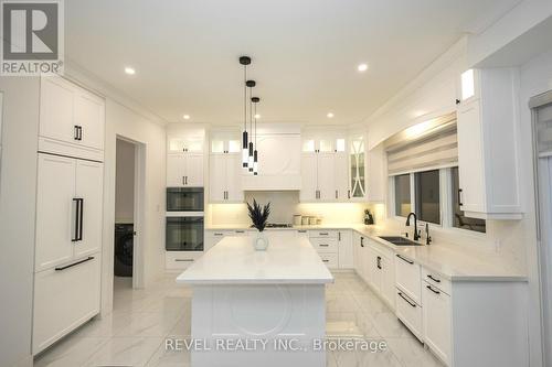 200 Snyders Avenue, Central Elgin, ON - Indoor Photo Showing Kitchen With Double Sink With Upgraded Kitchen