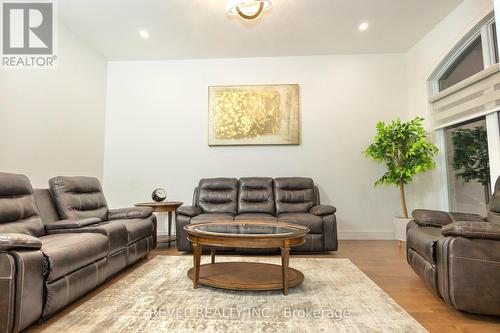 200 Snyders Avenue, Central Elgin, ON - Indoor Photo Showing Living Room