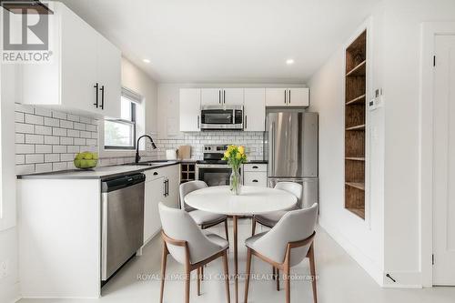 1370 Killarney Beach Road, Innisfil (Lefroy), ON - Indoor Photo Showing Kitchen With Upgraded Kitchen