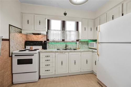 40 Barons Avenue S, Hamilton, ON - Indoor Photo Showing Kitchen With Double Sink
