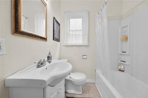 40 Barons Avenue S, Hamilton, ON - Indoor Photo Showing Bathroom