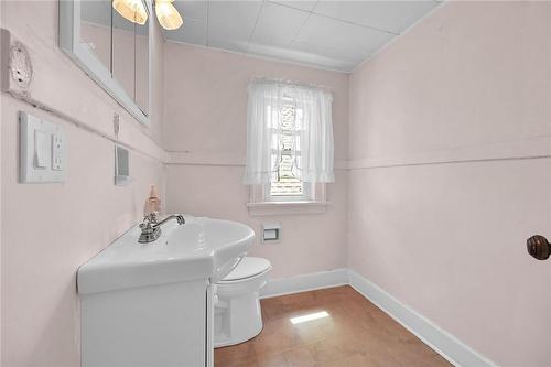 40 Barons Avenue S, Hamilton, ON - Indoor Photo Showing Bathroom
