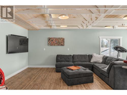 3081 Smith Creek Road, West Kelowna, BC - Indoor Photo Showing Living Room