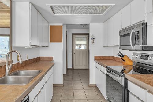 209-4340B Beach Avenue, Peachland, BC - Indoor Photo Showing Kitchen With Double Sink