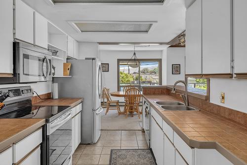 209-4340B Beach Avenue, Peachland, BC - Indoor Photo Showing Kitchen With Double Sink