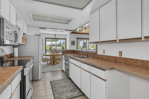 209-4340B Beach Avenue, Peachland, BC - Indoor Photo Showing Kitchen With Double Sink