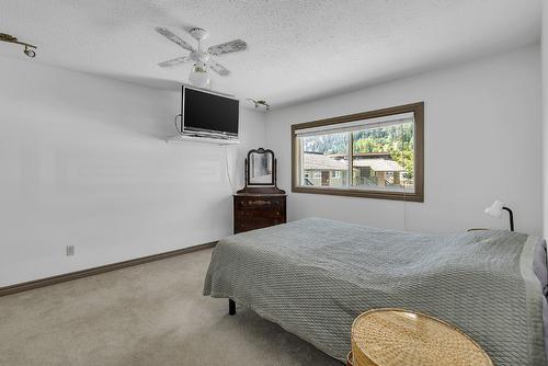 209-4340B Beach Avenue, Peachland, BC - Indoor Photo Showing Bedroom