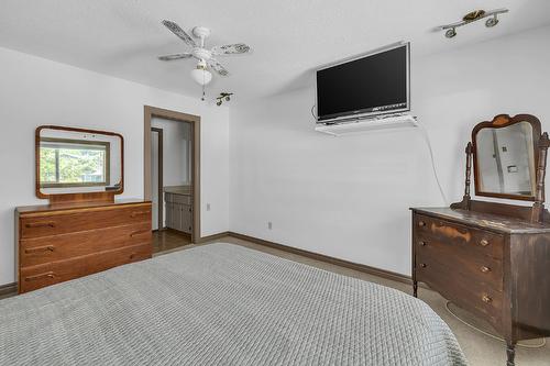 209-4340B Beach Avenue, Peachland, BC - Indoor Photo Showing Bedroom