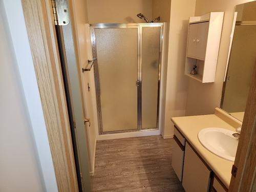 120-1045 Sutherland Avenue, Kelowna, BC - Indoor Photo Showing Bathroom