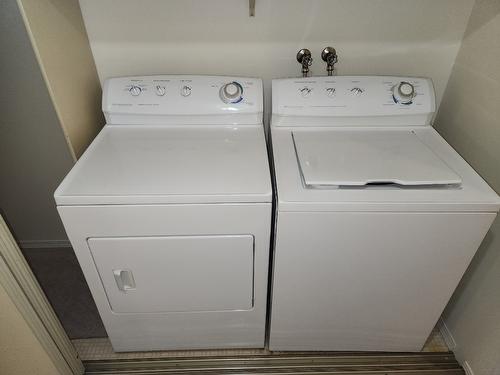 120-1045 Sutherland Avenue, Kelowna, BC - Indoor Photo Showing Laundry Room