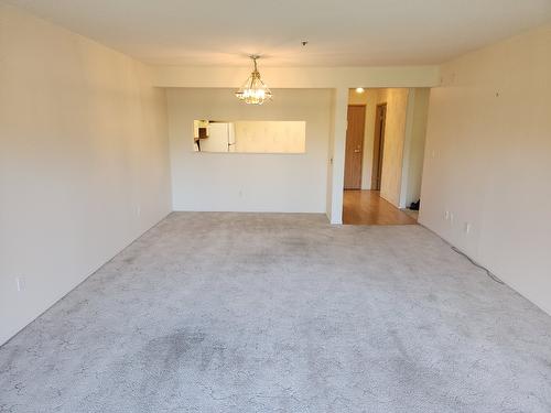 120-1045 Sutherland Avenue, Kelowna, BC - Indoor Photo Showing Other Room