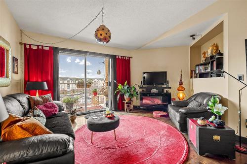 423-3160 Casorso Road, Kelowna, BC - Indoor Photo Showing Living Room