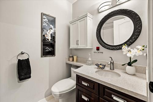 423-3160 Casorso Road, Kelowna, BC - Indoor Photo Showing Bathroom