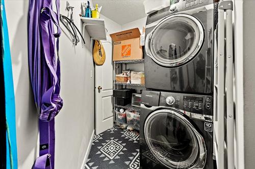 423-3160 Casorso Road, Kelowna, BC - Indoor Photo Showing Laundry Room