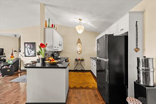 423-3160 Casorso Road, Kelowna, BC - Indoor Photo Showing Kitchen