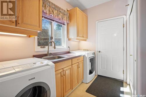 415 Braeside Bay, Saskatoon, SK - Indoor Photo Showing Laundry Room