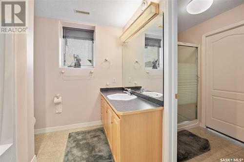 415 Braeside Bay, Saskatoon, SK - Indoor Photo Showing Bathroom