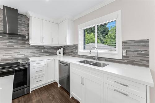 947 Easterbrook Avenue, Burlington, ON - Indoor Photo Showing Kitchen With Double Sink With Upgraded Kitchen