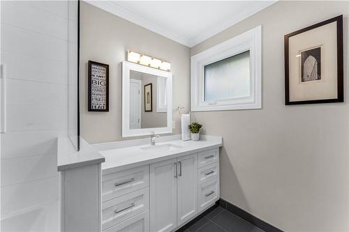 947 Easterbrook Avenue, Burlington, ON - Indoor Photo Showing Bathroom