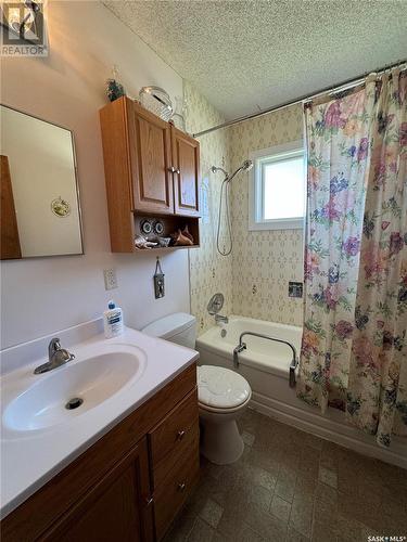 317 7Th Avenue W, Biggar, SK - Indoor Photo Showing Bathroom