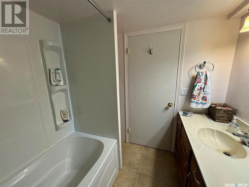 317 7Th Avenue W, Biggar, SK - Indoor Photo Showing Bathroom