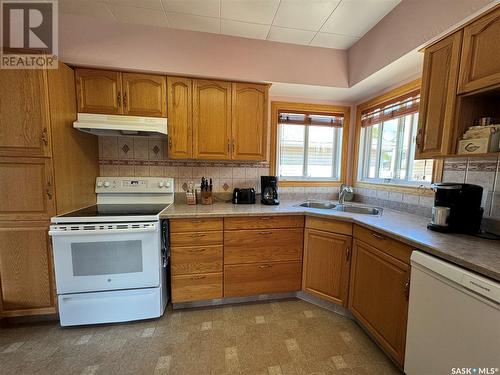 317 7Th Avenue W, Biggar, SK - Indoor Photo Showing Kitchen With Double Sink