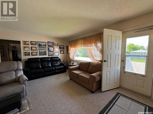 317 7Th Avenue W, Biggar, SK - Indoor Photo Showing Living Room