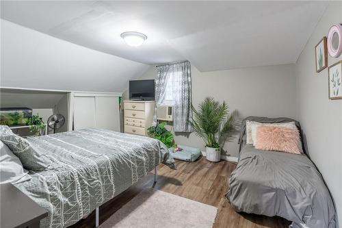 5778 Peer Street, Niagara Falls, ON - Indoor Photo Showing Bedroom