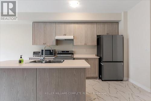 419 Barker Parkway, Thorold, ON - Indoor Photo Showing Kitchen With Double Sink