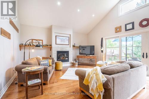 327 Pelham Road, St. Catharines, ON - Indoor Photo Showing Living Room With Fireplace