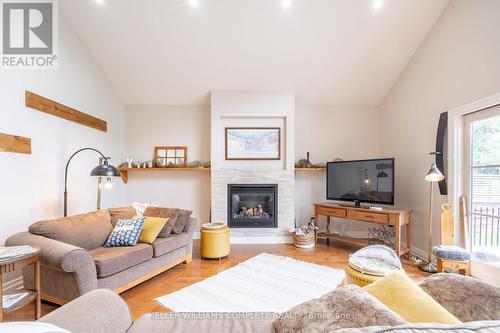 327 Pelham Road, St. Catharines, ON - Indoor Photo Showing Living Room With Fireplace