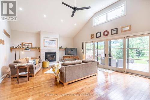 327 Pelham Road, St. Catharines, ON - Indoor Photo Showing Living Room With Fireplace