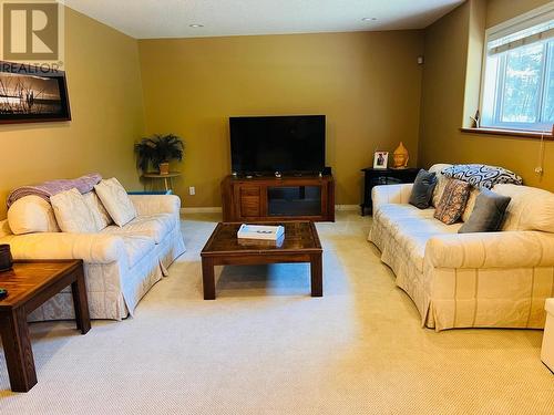 4828 Firland Close, Radium Hot Springs, BC - Indoor Photo Showing Living Room