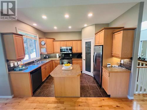 4828 Firland Close, Radium Hot Springs, BC - Indoor Photo Showing Kitchen With Double Sink