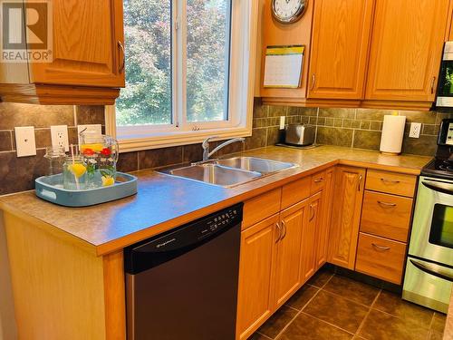 4828 Firland Close, Radium Hot Springs, BC - Indoor Photo Showing Kitchen With Double Sink