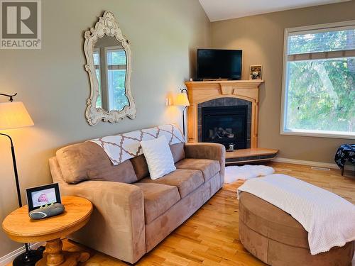 4828 Firland Close, Radium Hot Springs, BC - Indoor Photo Showing Living Room With Fireplace