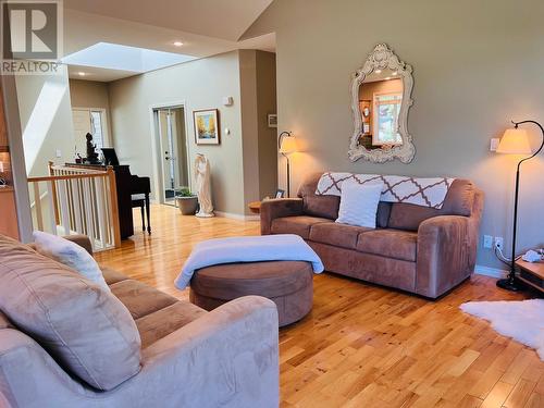 4828 Firland Close, Radium Hot Springs, BC - Indoor Photo Showing Living Room