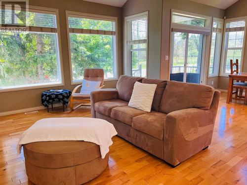 4828 Firland Close, Radium Hot Springs, BC - Indoor Photo Showing Living Room