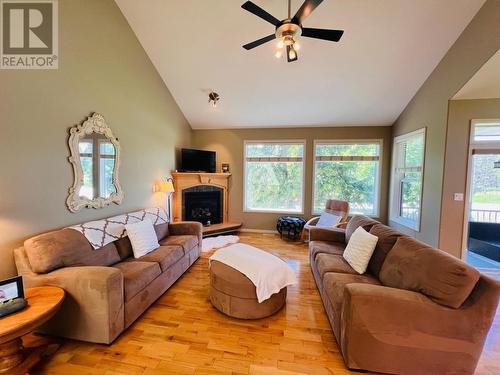 4828 Firland Close, Radium Hot Springs, BC - Indoor Photo Showing Living Room With Fireplace