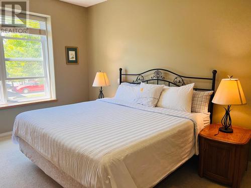 4828 Firland Close, Radium Hot Springs, BC - Indoor Photo Showing Bedroom