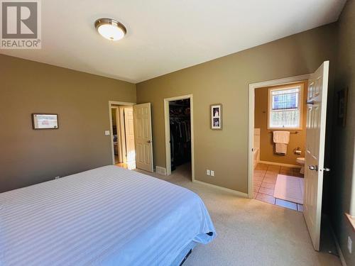 4828 Firland Close, Radium Hot Springs, BC - Indoor Photo Showing Bedroom